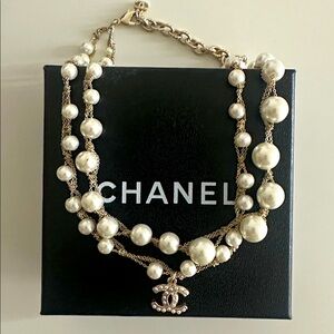 CHANEL Ivory Pearl Necklace with Light Brushed Silver Accents